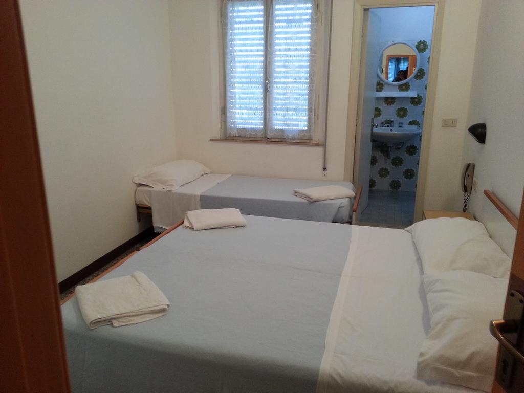 Fiorina Bed&Breakfast - Colazione Fino A Mezzogiorno - Beach Village Gratuito - Aquafan25 Oltremare20 Riccione Zimmer foto